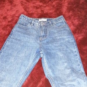 High rise jeans. 100% cotton. Excellent quality.